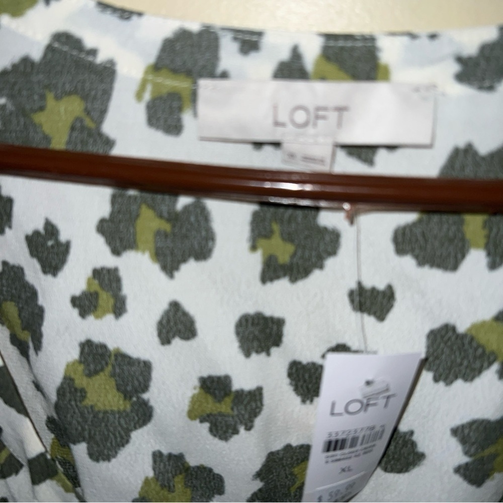 LOFT Leopard Green Floral Women's Top NWT - Picture 3 of 4